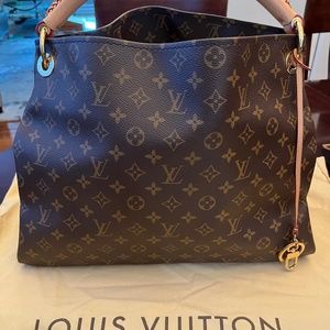 Authentic LV Artsy Handbag.